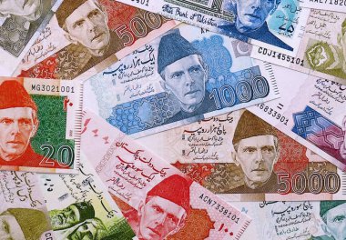 Pakistan Rupisi 'nin para faturaları masaya yığıldı. Pakistan 'ın PKR para birimi banknotları yakında. Pakistan 'da iş, ekonomi ve yatırım kavramı.