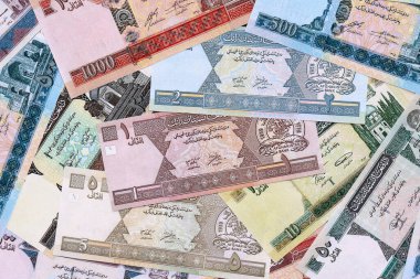 Afgan Afgan para faturaları masaya yığıldı. AFN para biriminin Afganistan banknotları. Afganistan 'da iş ve ekonomi yatırımları kavramı.