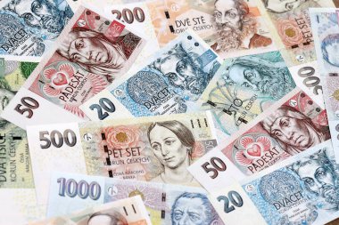 Çek Korunası 'nın para faturaları masaya yığıldı. Çek Cumhuriyeti 'nin CZK para birimi banknotlarını kapatın. Çek Cumhuriyeti 'nde iş ve ekonomi yatırımları kavramı.