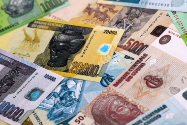 CFA Frank 'ın para faturaları masaya yığıldı. Kongo Cumhuriyeti 'nin XAF banknotları kapanıyor. Kongo Cumhuriyeti 'nde iş, ekonomi ve yatırım kavramı.