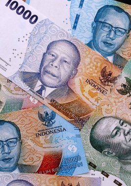 Endonezya rupiası para faturaları masaya yığıldı. IDR para biriminin Endonezya banknotları. Endonezya 'da iş, ekonomi ve yatırım kavramı.