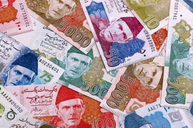 Pakistan Rupisi 'nin para faturaları masaya yığıldı. Pakistan 'ın PKR para birimi banknotları yakında. Pakistan 'da iş, ekonomi ve yatırım kavramı.