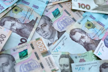 Ukrayna 'nın Hryvnia para faturaları masaya yığıldı. UAH para biriminin Ukrayna banknotları. Ukrayna 'da iş, ekonomi ve yatırım kavramı.