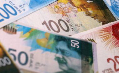 İsrail şekeli para faturaları masaya yığıldı. ILS para biriminin İsrail banknotlarını kapatın. İsrail 'de iş, ekonomi ve yatırım kavramı.