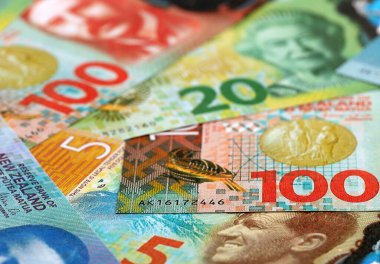 Yeni Zelanda Doları banknotları masaya yığıldı. NZD para biriminin Yeni Zelanda banknotları yakın plan. Yeni Zelanda 'da iş, ekonomi ve yatırım kavramı.
