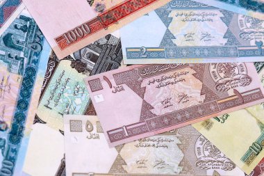 Afgan Afgan para faturaları masaya yığıldı. AFN para biriminin Afganistan banknotları. Afganistan 'da iş ve ekonomi yatırımları kavramı.
