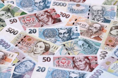 Çek Korunası 'nın para faturaları masaya yığıldı. Çek Cumhuriyeti 'nin CZK para birimi banknotlarını kapatın. Çek Cumhuriyeti 'nde iş ve ekonomi yatırımları kavramı.