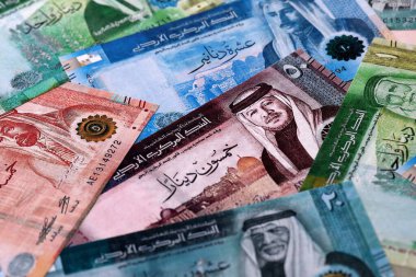 Ürdün dinarı para faturaları masaya yığılır. JOD 'nin Jordan banknotları yakın plan. Ürdün 'de iş, ekonomi ve yatırım kavramı.