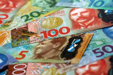 Yeni Zelanda Doları banknotları masaya yığıldı. NZD para biriminin Yeni Zelanda banknotları yakın plan. Yeni Zelanda 'da iş, ekonomi ve yatırım kavramı.
