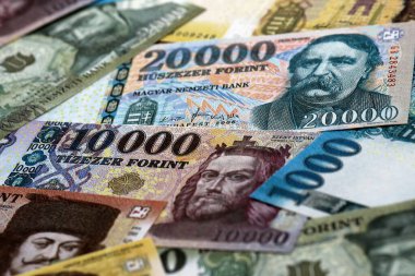 Macar sahte para banknotları masaya yığıldı. HUF 'un Macaristan banknotları yakın plan. Macaristan 'da iş, ekonomi ve yatırım kavramı.