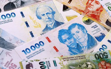 Arjantin pezosu para faturaları masaya yığıldı. ARS para biriminin Arjantin banknotları. Arjantin 'de iş, ekonomi ve yatırım kavramı.