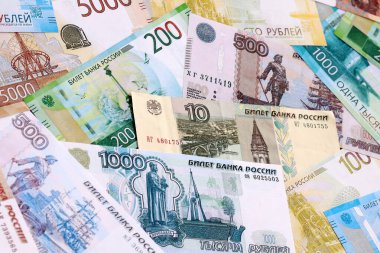 Rus rublesi banknotları masaya yığıldı. Rusya 'nın Rub para birimi banknotlarını kapatın. Rusya 'da iş ve ekonomi yatırımları kavramı.