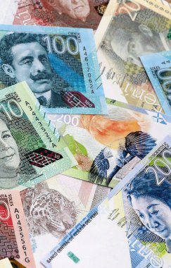 Peru sol para banknotları masaya yığılır. PEN para biriminin Peru banknotlarını kapatın. Peru 'da iş ve ekonomi yatırımları kavramı.