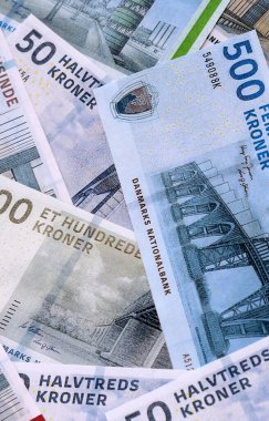 Danimarka Kronu 'nun para faturaları masaya yığıldı. Danimarka DKK para biriminin banknotlarını kapatın. Danimarka 'da iş ve ekonomi yatırımları kavramı.