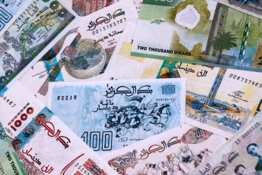 Cezayir dinarı para faturaları masaya yığıldı. Cezayir 'de DZD para biriminin banknotları. Cezayir 'de iş ve ekonomi yatırımları kavramı.