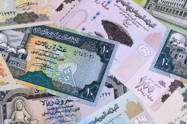 Yemenli Riyal para faturaları masaya yığıldı. Yemen 'in YER para biriminin banknotları yakın çekim. İş kavramı, Yemen 'de ekonomik yatırım.
