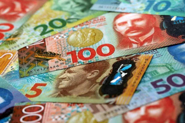 Yeni Zelanda Doları banknotları masaya yığıldı. NZD para biriminin Yeni Zelanda banknotları yakın plan. Yeni Zelanda 'da iş, ekonomi ve yatırım kavramı.