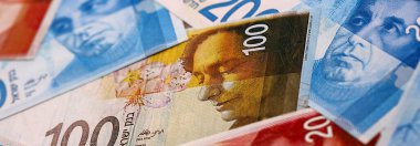 İsrail şekeli para faturaları masaya yığıldı. ILS para biriminin İsrail banknotlarını kapatın. İsrail 'de iş, ekonomi ve yatırım kavramı.