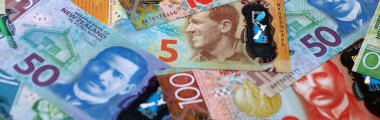 Yeni Zelanda Doları banknotları masaya yığıldı. NZD para biriminin Yeni Zelanda banknotları yakın plan. Yeni Zelanda 'da iş, ekonomi ve yatırım kavramı.