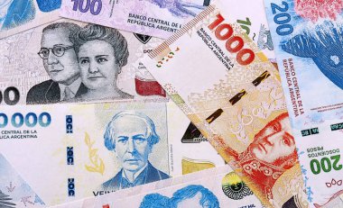 Arjantin pezosu para faturaları masaya yığıldı. ARS para biriminin Arjantin banknotları. Arjantin 'de iş, ekonomi ve yatırım kavramı.
