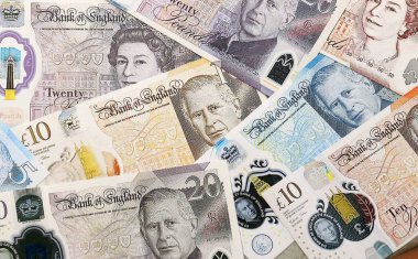 İngiliz sterlinli para faturaları masaya yığıldı. GBP para biriminin Birleşik Krallık banknotları. Birleşik Krallık 'ta iş, ekonomi ve yatırım kavramı.