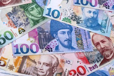 Gürcü lari 'nin para faturaları masaya yığıldı. GEL 'in Georgia' daki banknotlarını kapatın. Gürcistan 'da iş, ekonomi ve yatırım kavramı.