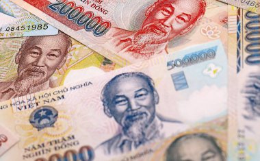 Vietnam dong para faturaları masaya yığılır. VND para biriminin Vietnam banknotları. Vietnam 'da iş, ekonomi ve yatırım kavramı.
