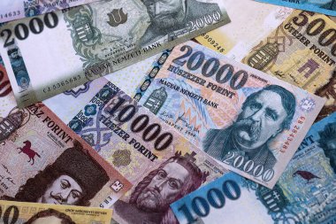 Macar sahte para banknotları masaya yığıldı. HUF 'un Macaristan banknotları yakın plan. Macaristan 'da iş, ekonomi ve yatırım kavramı.