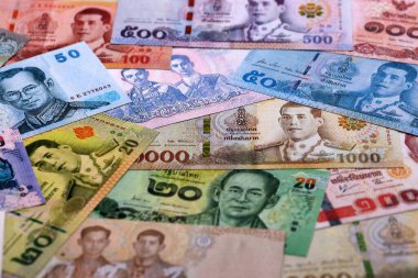 Tayland baht para faturaları masaya yığıldı. THB 'nin Tayland banknotları yakın çekim. Tayland 'da iş, ekonomi ve yatırım kavramı.