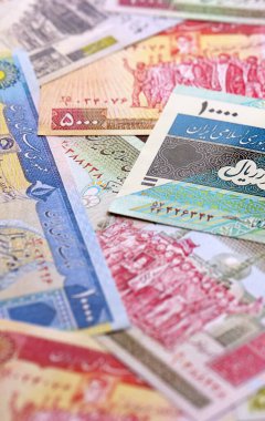 İranlı Riyal para faturaları masaya yığıldı. IRR para biriminin İran banknotları yakın plan. İran 'da iş, ekonomi ve yatırım kavramı.