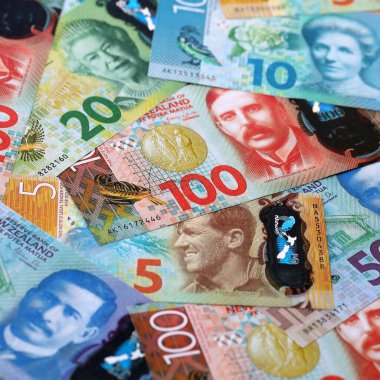 Yeni Zelanda Doları banknotları masaya yığıldı. NZD para biriminin Yeni Zelanda banknotları yakın plan. Yeni Zelanda 'da iş, ekonomi ve yatırım kavramı.