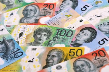 Avustralya doları banknotları masaya yığıldı. Avustralya 'nın AUD para biriminin banknotlarını kapatın. Avustralya 'da iş, ekonomi ve yatırım kavramı.
