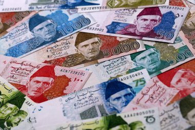 Pakistan Rupisi 'nin para faturaları masaya yığıldı. Pakistan 'ın PKR para birimi banknotları yakında. Pakistan 'da iş, ekonomi ve yatırım kavramı.