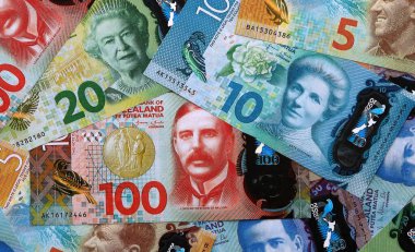 Yeni Zelanda Doları banknotları masaya yığıldı. NZD para biriminin Yeni Zelanda banknotları yakın plan. Yeni Zelanda 'da iş, ekonomi ve yatırım kavramı.