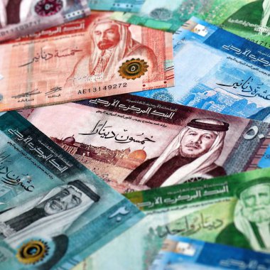Ürdün dinarı para faturaları masaya yığılır. JOD 'nin Jordan banknotları yakın plan. Ürdün 'de iş, ekonomi ve yatırım kavramı.