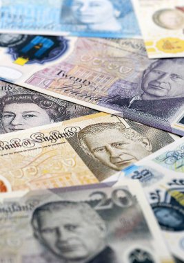 İngiliz sterlinli para faturaları masaya yığıldı. GBP para biriminin Birleşik Krallık banknotları. Birleşik Krallık 'ta iş, ekonomi ve yatırım kavramı.
