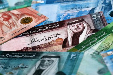 Ürdün dinarı para faturaları masaya yığılır. JOD 'nin Jordan banknotları yakın plan. Ürdün 'de iş, ekonomi ve yatırım kavramı.