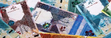 Katarlı riyal para faturaları masaya yığıldı. QAR para biriminin Katar banknotları. Katar 'da iş, ekonomi ve yatırım kavramı.