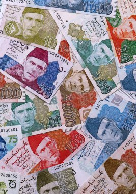 Pakistan Rupisi 'nin para faturaları masaya yığıldı. Pakistan 'ın PKR para birimi banknotları yakında. Pakistan 'da iş, ekonomi ve yatırım kavramı.