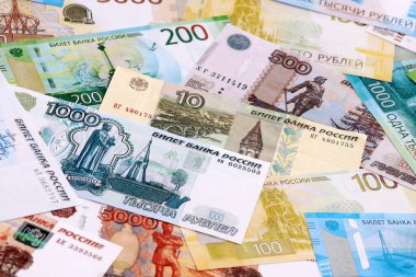 Rus rublesi banknotları masaya yığıldı. Rusya 'nın Rub para birimi banknotlarını kapatın. Rusya 'da iş ve ekonomi yatırımları kavramı.
