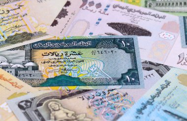 Yemenli Riyal para faturaları masaya yığıldı. Yemen 'in YER para biriminin banknotları yakın çekim. İş kavramı, Yemen 'de ekonomik yatırım.