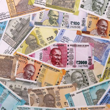 Hindistan Rupisi 'nin para faturaları masaya yığıldı. Hindistan 'ın INR para birimi banknotlarını kapatın. Hindistan 'da iş, ekonomi ve yatırım kavramı.