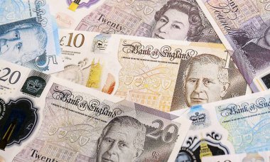 İngiliz sterlinli para faturaları masaya yığıldı. GBP para biriminin Birleşik Krallık banknotları. Birleşik Krallık 'ta iş, ekonomi ve yatırım kavramı.