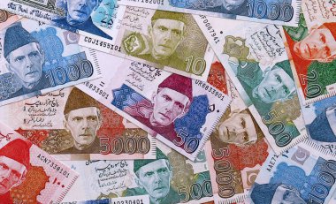 Pakistan Rupisi 'nin para faturaları masaya yığıldı. Pakistan 'ın PKR para birimi banknotları yakında. Pakistan 'da iş, ekonomi ve yatırım kavramı.