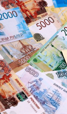 Rus rublesi banknotları masaya yığıldı. Rusya 'nın Rub para birimi banknotlarını kapatın. Rusya 'da iş ve ekonomi yatırımları kavramı.