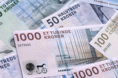 Danimarka Kronu 'nun para faturaları masaya yığıldı. Danimarka DKK para biriminin banknotlarını kapatın. Danimarka 'da iş ve ekonomi yatırımları kavramı.