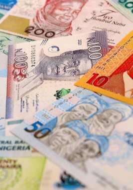 Nijerya naira para faturaları masaya yığıldı. NGN para biriminin Nijerya banknotları yakın plan. Nijerya 'da iş, ekonomi ve yatırım kavramı.
