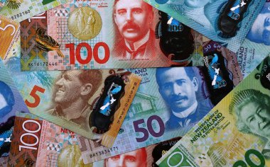 Yeni Zelanda Doları banknotları masaya yığıldı. NZD para biriminin Yeni Zelanda banknotları yakın plan. Yeni Zelanda 'da iş, ekonomi ve yatırım kavramı.