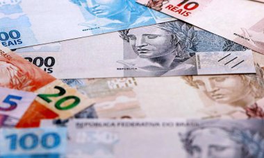 Brezilya 'nın gerçek para banknotları masaya yığılır. BRL para biriminin Brezilya banknotlarını kapatın. Brezilya 'da iş, ekonomi ve yatırım kavramı.