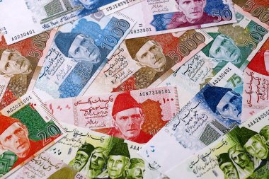 Pakistan Rupisi 'nin para faturaları masaya yığıldı. Pakistan 'ın PKR para birimi banknotları yakında. Pakistan 'da iş, ekonomi ve yatırım kavramı.